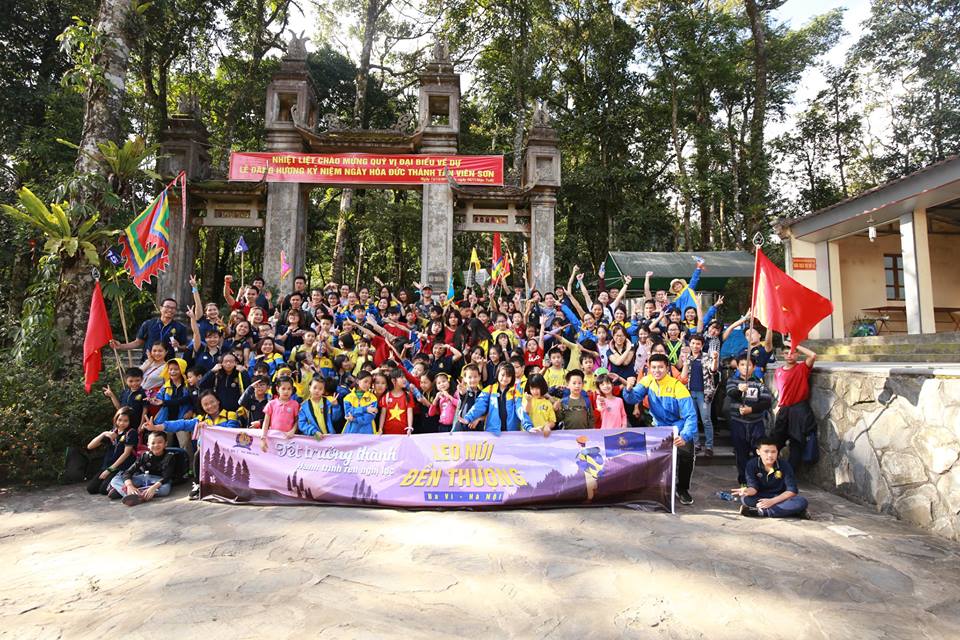 Học sinh, giáo viên và phụ huynh trường Tuệ Đức chinh phục núi Đền Thượng